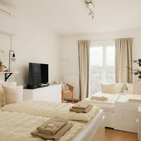 Apartment Zentral Direkt An U-Bahn Station Bécs Kültér fotó