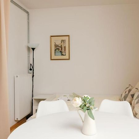 Apartment Zentral Direkt An U-Bahn Station Bécs Kültér fotó