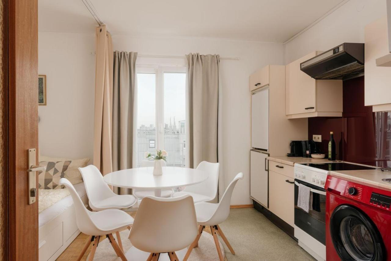 Apartment Zentral Direkt An U-Bahn Station Bécs Kültér fotó