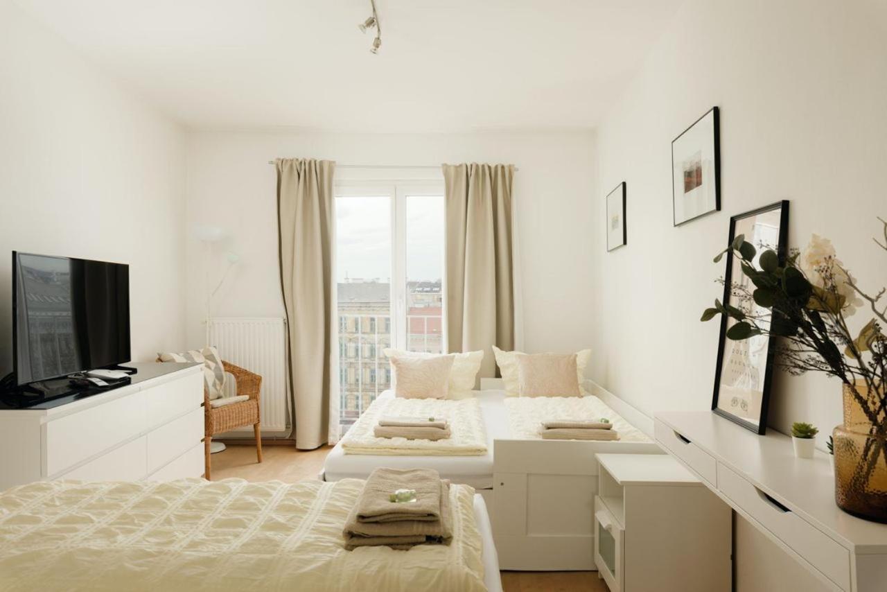 Apartment Zentral Direkt An U-Bahn Station Bécs Kültér fotó